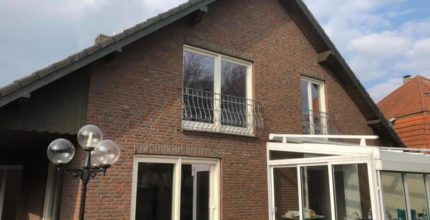 Ein altes Haus lebt auf mit neuen Holzfenstern!